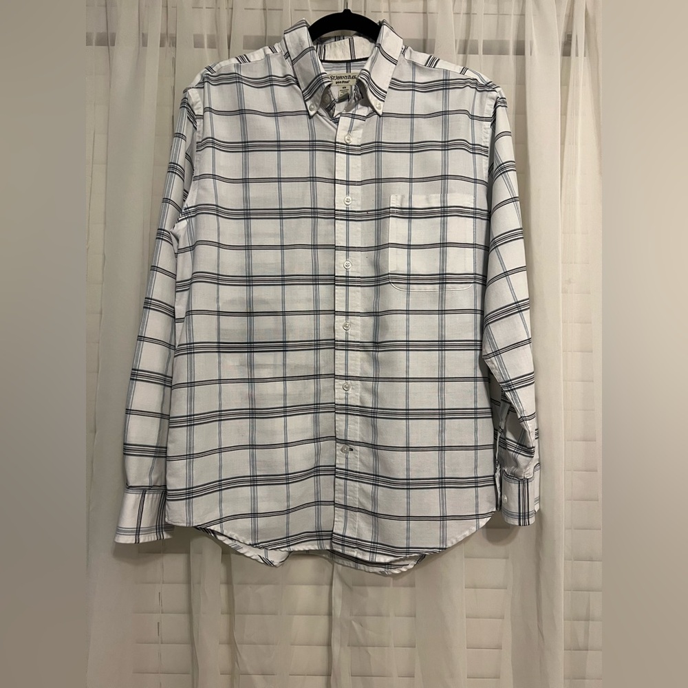 St. John’s bay casual button front collared shirt. Men’s size medium
